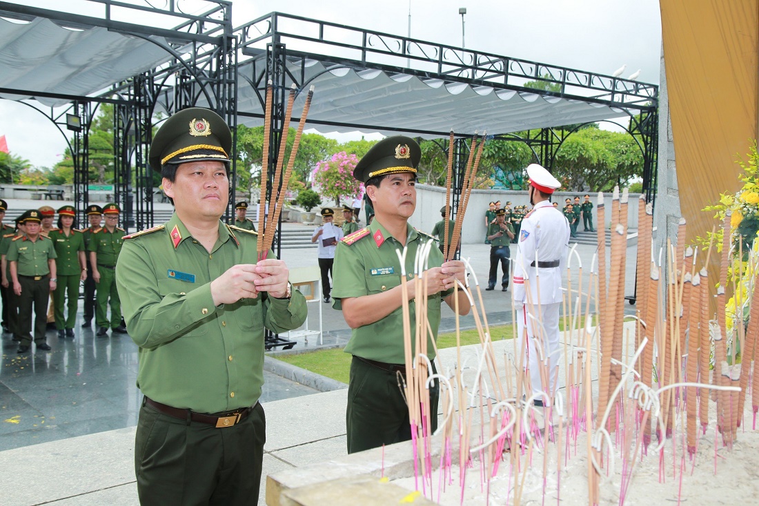 Đồng chí Thiếu tướng Bùi Quang Thanh, Ủy viên Ban Thường vụ Tỉnh ủy, Giám đốc Công an tỉnh và đồng chí Đại tá Nguyễn Đức Hải, Giám đốc Công an tỉnh Quảng Trị dâng hương tại Nghĩa trang liệt sĩ Quốc gia Đường 9