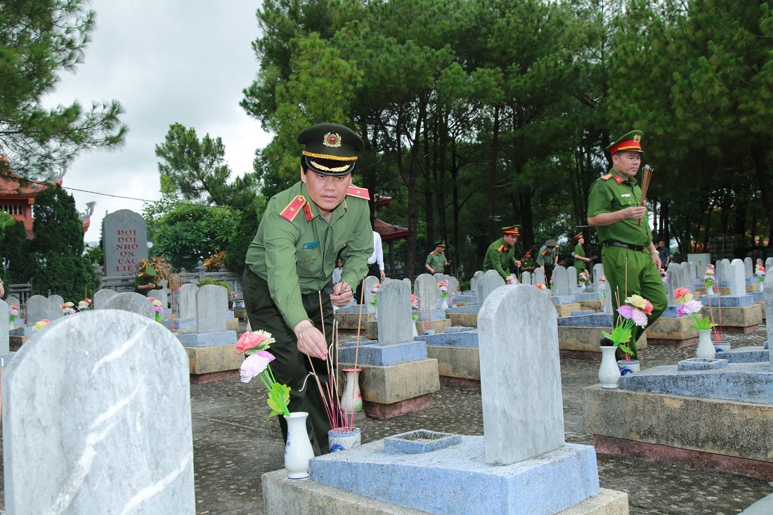 Đồng chí Thiếu tướng Bùi Quang Thanh, Ủy viên Ban Thường vụ Tỉnh ủy, Giám đốc Công an tỉnh và Đoàn đại biểu thắp nén hương thơm tại phần mộ các Anh hùng liệt sĩ Nghĩa trang liệt sĩ Quốc gia Đường 9