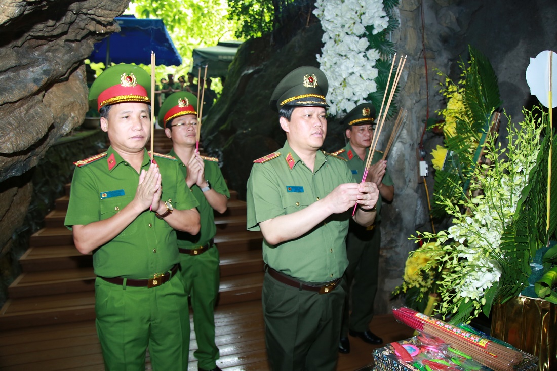 Ban Giám đốc Công an tỉnh dâng hương tưởng niệm các Anh hùng liệt sĩ tại Khu di tích Hang Tám Cô Thanh niên xung phong