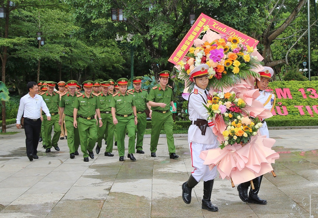 Đoàn đại biểu Công an tỉnh Nghệ An dâng hoa, dâng hương tại Khu Di tích Quốc gia đặc biệt Kim Liên