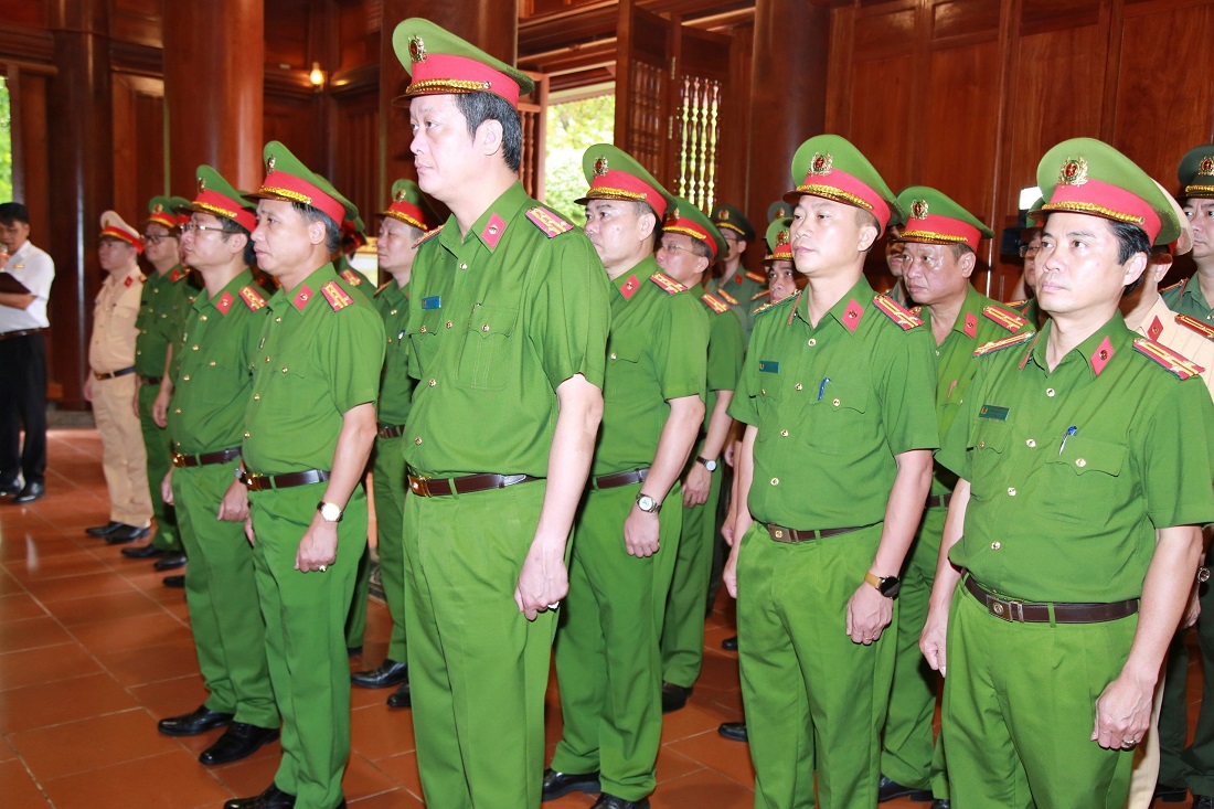 Đoàn đại biểu Công an tỉnh Nghệ An thực hiện nghi lễ dâng hoa, dâng hương tưởng niệm Chủ tịch Hồ Chí Minh 