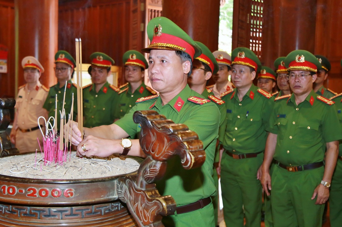 Đồng chí Đại tá Nguyễn Duy Thanh, Phó Giám đốc Công an tỉnh, Thủ trưởng Cơ quan Cảnh sát điều tra dâng hương tưởng niệm Chủ tịch Hồ Chí Minh