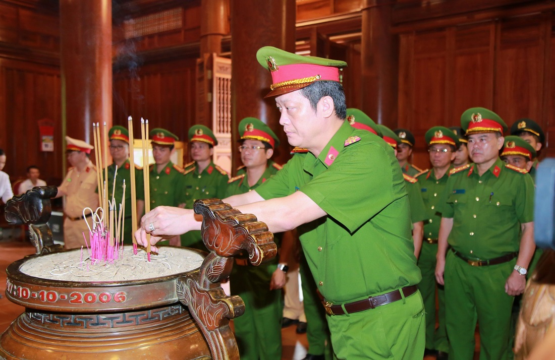 Đồng chí Đại tá Nguyễn Đức Cường, Phó Giám đốc Công an tỉnh dâng hương tưởng niệm Chủ tịch Hồ Chí Minh