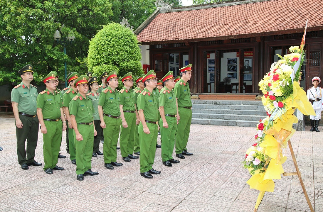 Đoàn đại biểu dâng hoa, dâng hương tại Nhà tưởng niệm đồng chí Trần Quốc Hoàn, nguyên Ủy viên Bộ Chính trị, nguyên Bộ trưởng Bộ Công an