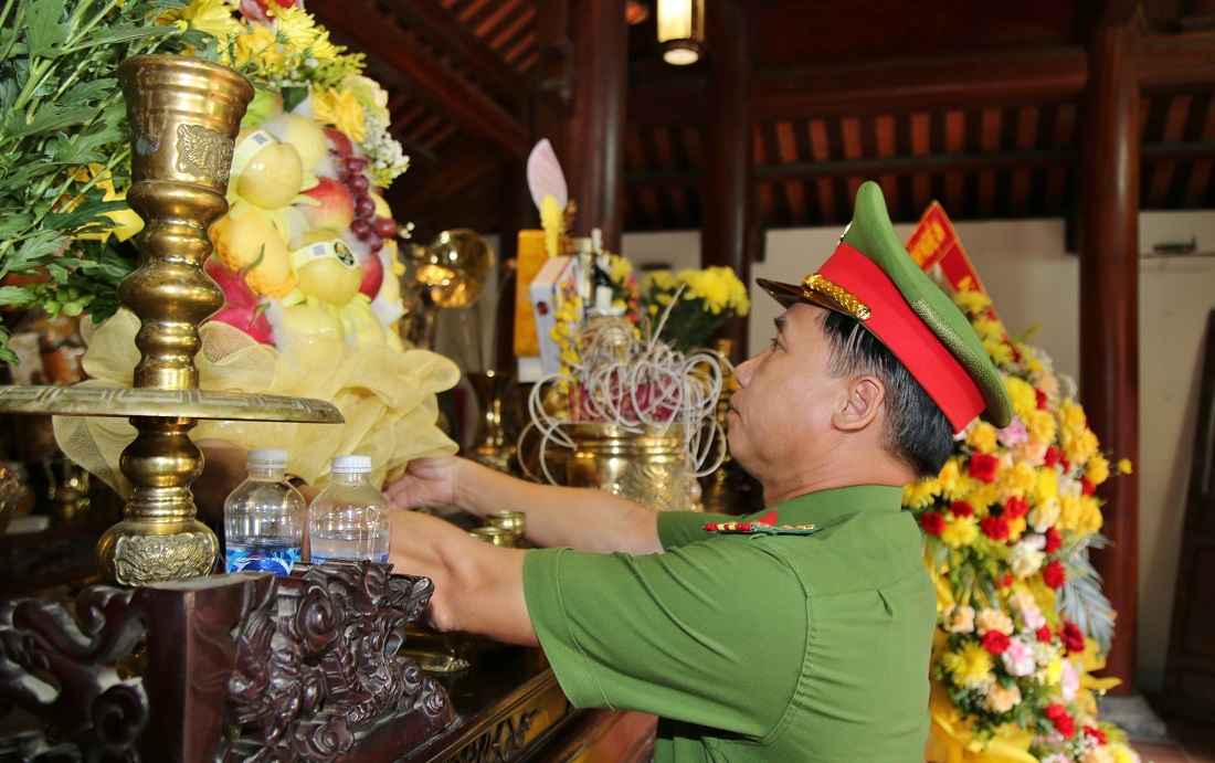 Đồng chí Đại tá Nguyễn Duy Thanh, Phó Giám đốc Công an tỉnh, Thủ trưởng Cơ quan Cảnh sát điều tra dâng lễ quả lên anh linh Bộ trưởng Bộ Công an Trần Quốc Hoàn