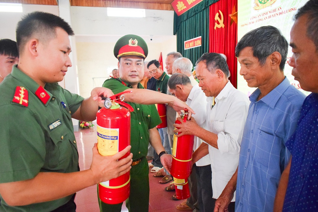 Cũng tại chương trình, Công an huyện Đô Lương tặng 20 bình chữa cháy tới 20 hộ dân trên địa bàn xã Mỹ Sơn, huyện Đô Lương