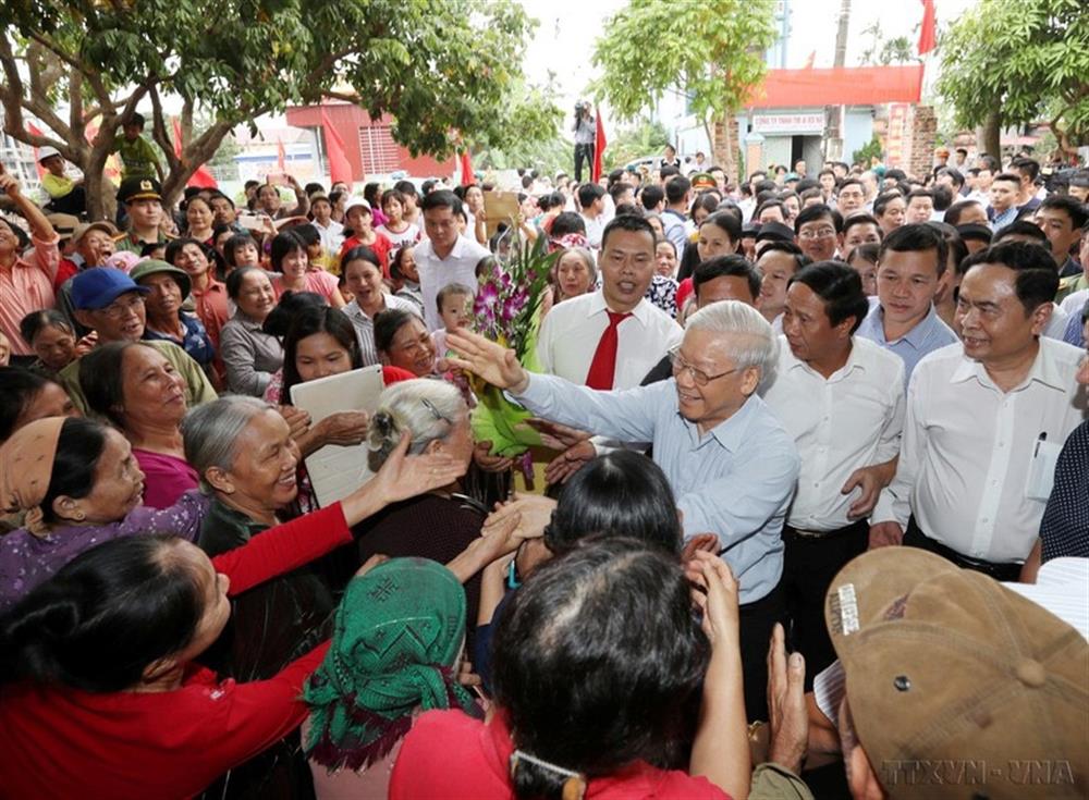 Tổng Bí thư Nguyễn Phú Trọng với nhân dân thôn Thượng Điện, xã Vinh Quang, huyện Vĩnh Bảo trong Ngày hội Đại đoàn kết toàn dân tộc thành phố Hải Phòng (15/11/2017). (Ảnh: Trí Dũng/TTXVN).