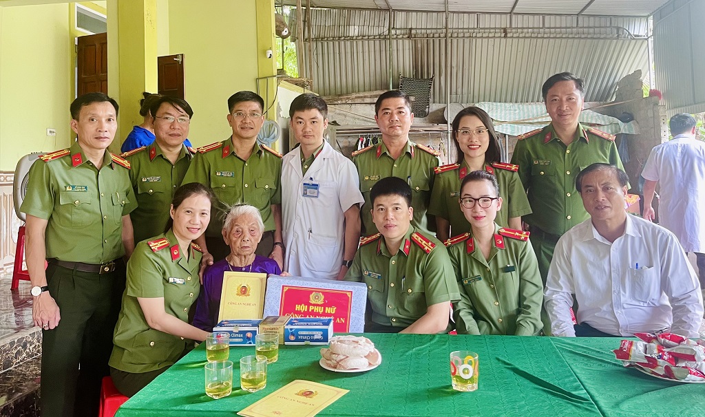 Đoàn công tác thăm hỏi, tặng quà Bà mẹ Việt Nam anh hùng Nguyễn Thị Năm.