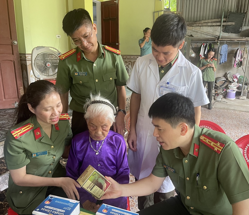 Đại tá Trần Hồng Quang - Phó Giám đốc Công an tỉnh động viên Bà mẹ Nguyễn Thị Năm sống vui, sống khỏe.