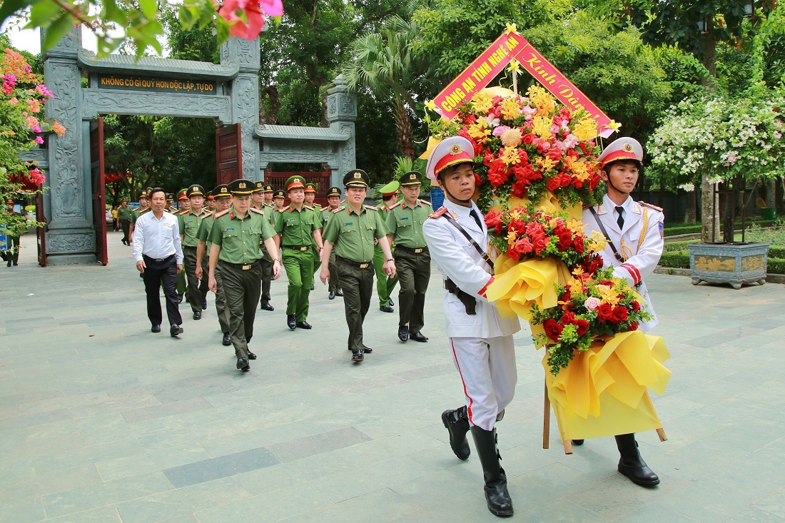 Đoàn đại biểu Công an tỉnh dâng hoa, dâng hương tại Khu di tích Quốc gia đặc biệt Kim Liên