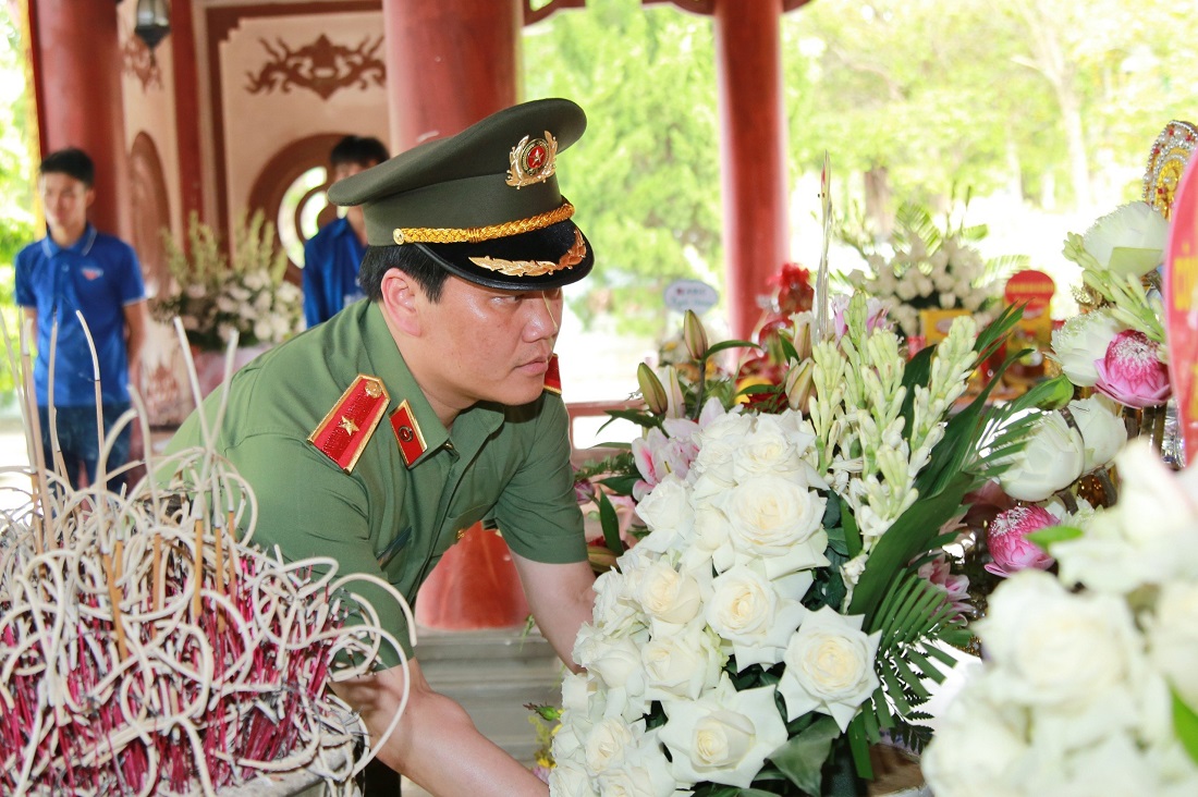 Đồng chí Thiếu tướng Bùi Quang Thanh, Ủy viên Ban Thường vụ Tỉnh ủy, Giám đốc Công an tỉnh dâng hương, dâng hoa  tại Khu di tích lịch sử Quốc gia Truông Bồn