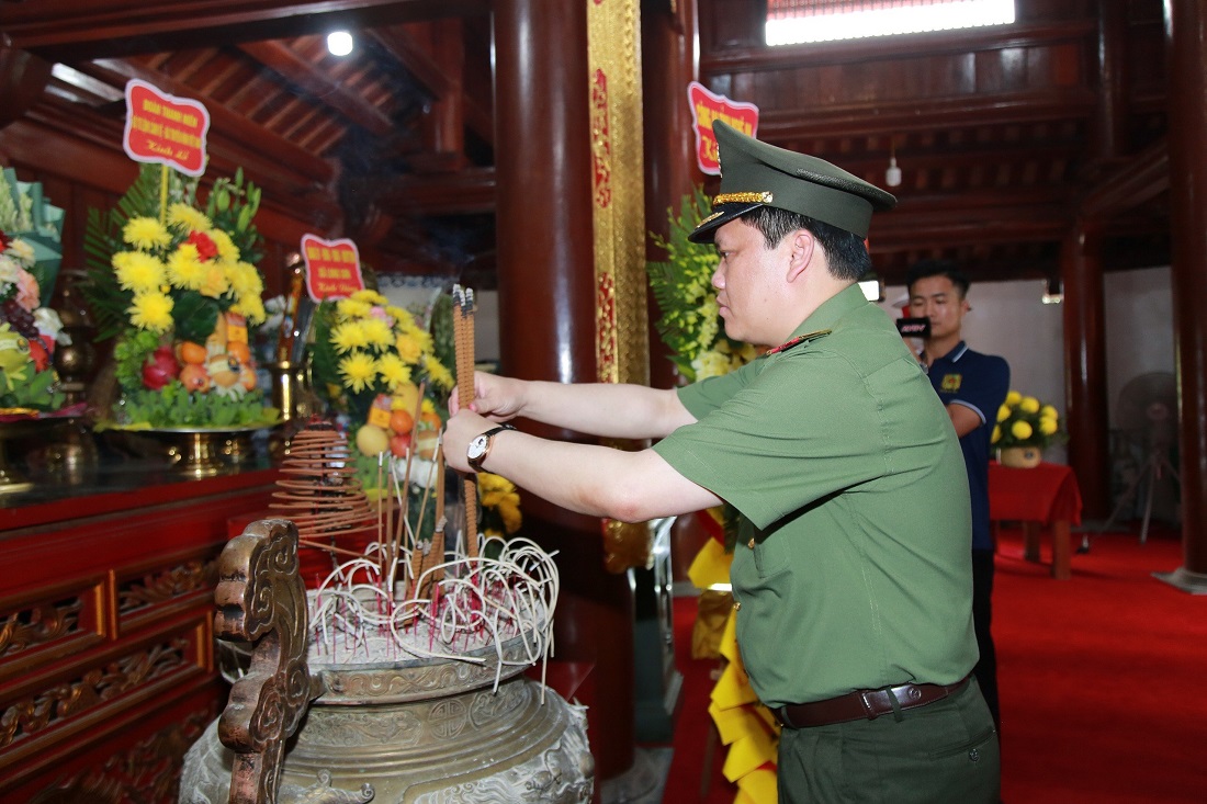 Đồng chí Giám đốc Công an tỉnh dâng hoa, dâng hương lên anh linh Chủ tịch Hồ Chí Minh tại Nghĩa trang liệt sĩ quốc tế Việt - Lào