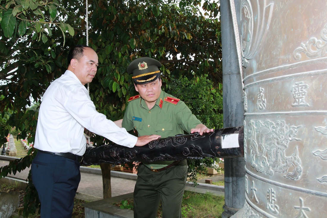 Đồng chí Giám đốc Công an tỉnh và Lãnh đạo huyện Anh Sơn thỉnh chuông tại Nghĩa trang liệt sĩ quốc tế Việt - Lào