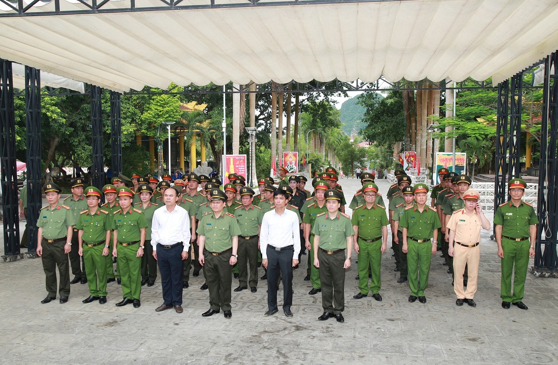 Đoàn đại biểu Công an tỉnh tưởng niệm quân tình nguyện và chuyên gia Việt Nam hi sinh trên đất bạn Lào khi làm nhiệm vụ quốc tế cao cả