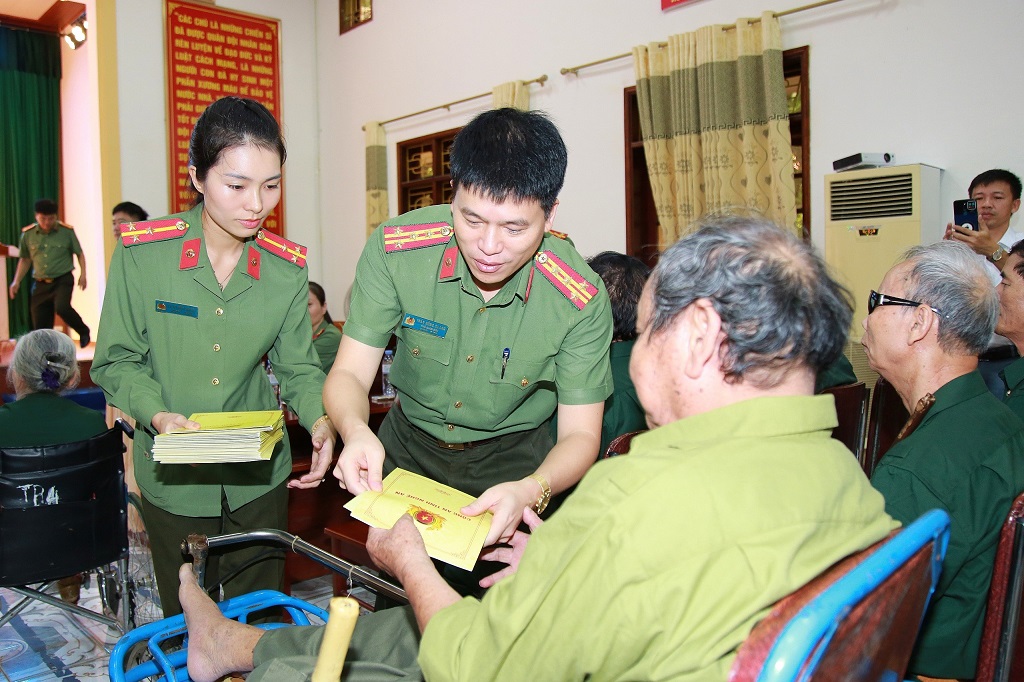 Lãnh đạo Công an tỉnh thăm hỏi, động viên và tặng 57 suất quà cho các thương bệnh binh và thân nhân liệt sĩ.