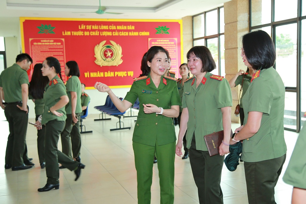 Đoàn tham quan, trao đổi kinh nghiệm mô hình Bộ phận một cửa tại Phòng Cảnh sát Quản lý hành chính về trật tự xã hội, Công an tỉnh Nghệ An    