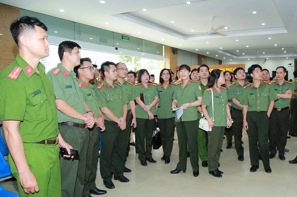 Đoàn tham quan, trao đổi kinh nghiệm mô hình Bộ phận một cửa tại Phòng Quản lý xuất nhập cảnh, Công an tỉnh Nghệ An