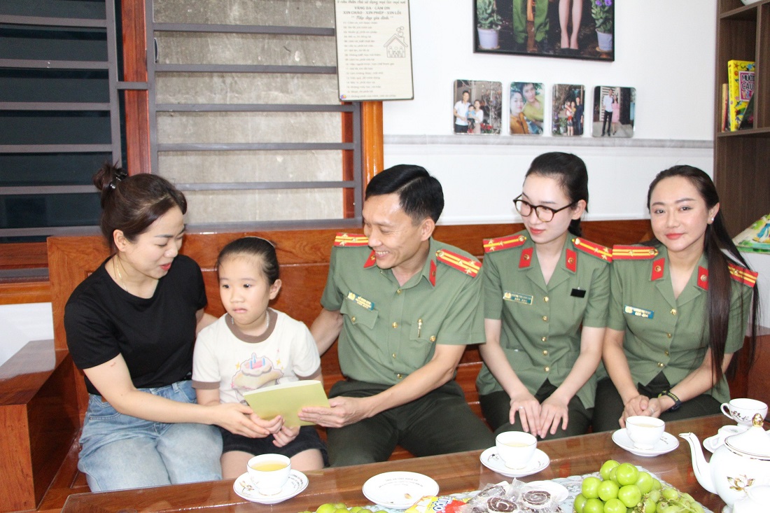 Trao tiền hỗ trợ của Chương trình “Mẹ đỡ đầu” cho cháu Sầm Gia Hân