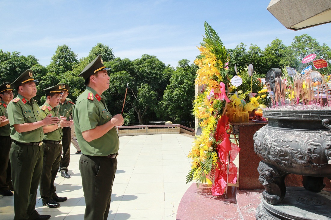 Đồng chí Thượng tá Nguyễn Trọng Khanh, Trưởng phòng Công tác đảng và công tác chính trị dâng hương lên anh linh các anh hùng liệt sỹ