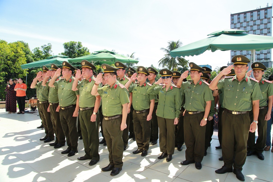 Tập thể cán bộ Phòng Công tác đảng và công tác chính trị kính dâng lẵng hoa tươi thắm, bày tỏ lòng thành kính và tri ân sâu sắc đối với công lao to lớn của các anh hùng liệt sỹ