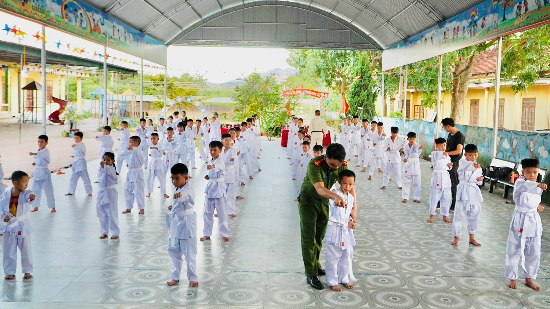 Lớp học võ miễn phí là một trong những nội dung nhằm thực hiện kế hoạch về việc xây dựng mô hình Giáo dục ý thức chấp hành pháp luật và kỹ năng sống trong các trường học