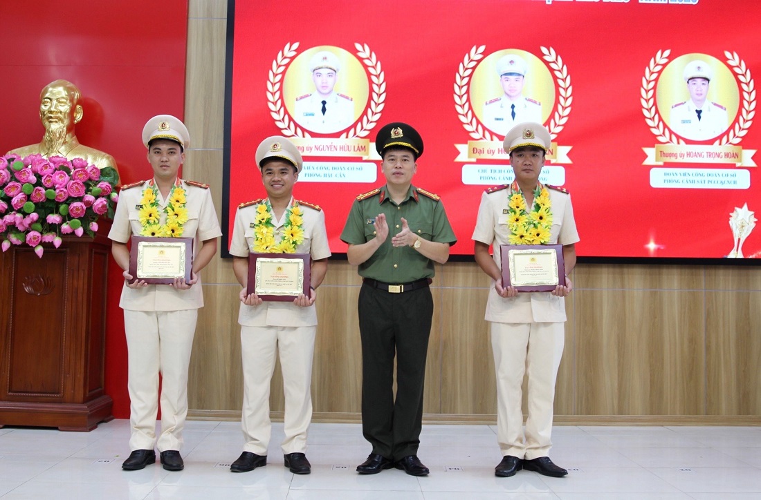 Đồng chí Đại tá Trần Hồng Quang, Phó Giám đốc Công an tỉnh trao Giấy khen của Giám đốc Công an tỉnh và biểu trưng cho các đồng chí đoàn viên công đoàn Công an nghệ An tiêu biểu năm 2023