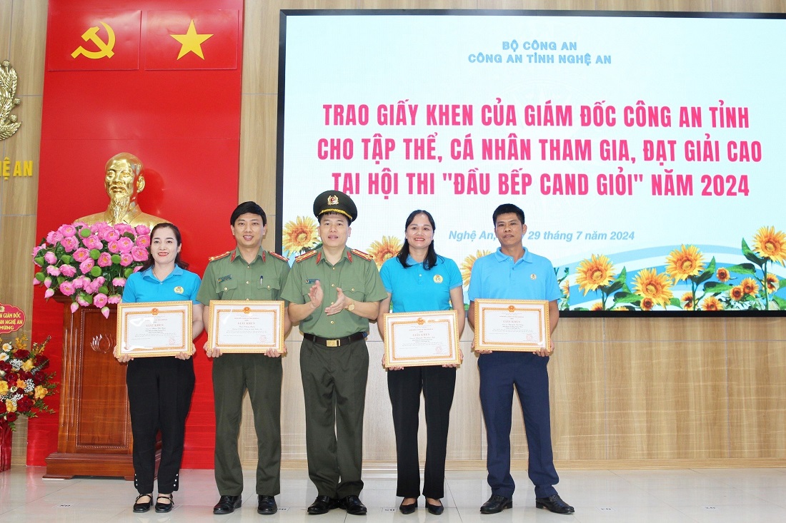 Đồng chí Đại tá Trần Hồng Quang, Phó Giám đốc Công an tỉnh trao Giấy khen của Giám đốc Công an tỉnh cho tập thể, cá nhân tham gia, đạt giải cao tại Hội thi “đầu bếp CAND giỏi”năm 2024