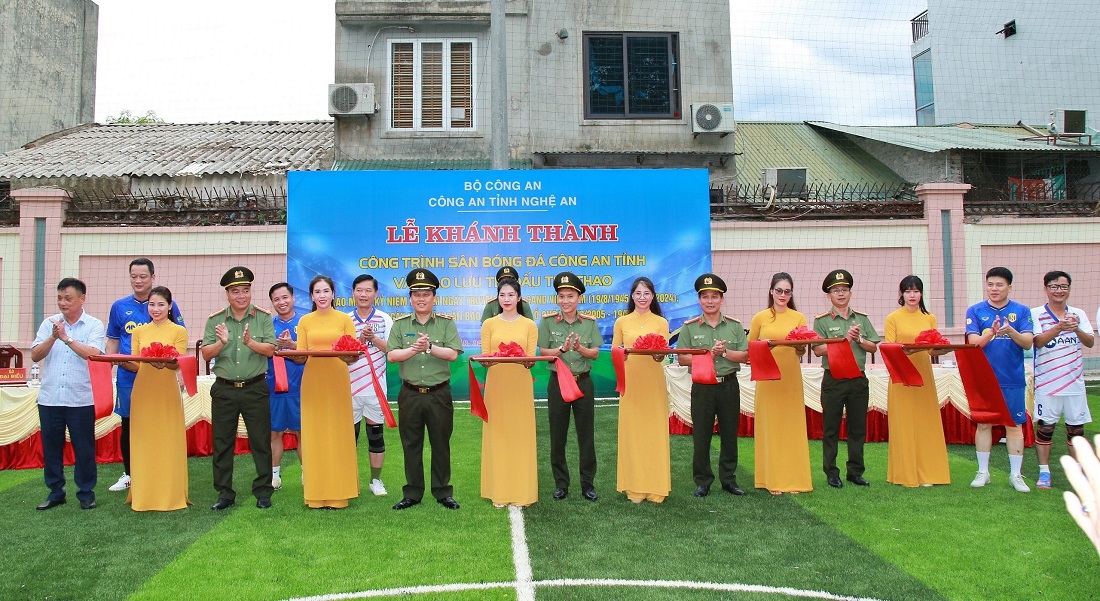 Đồng chí Thiếu tướng Bùi Quang Thanh, Ủy viên Ban Thường vụ Tỉnh ủy, Bí thư Đảng ủy, Giám đốc Công an tỉnh và lãnh đạo các phòng cắt băng khánh thành sân bóng đá cỏ nhân tạo Công an tỉnh