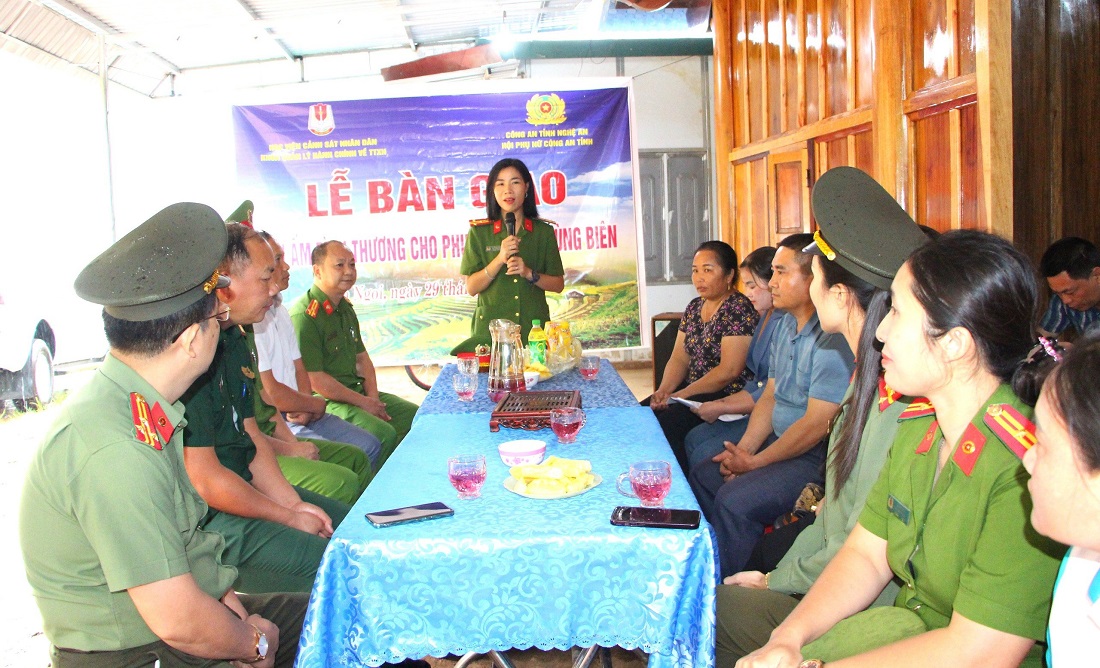 Đồng chí Thượng tá Tạ Thanh Hương, Phó Trưởng khoa Quản lý hành chính về trật tự xã hội, Học viện Cảnh sát nhân dân phát biểu tại buổi lễ 