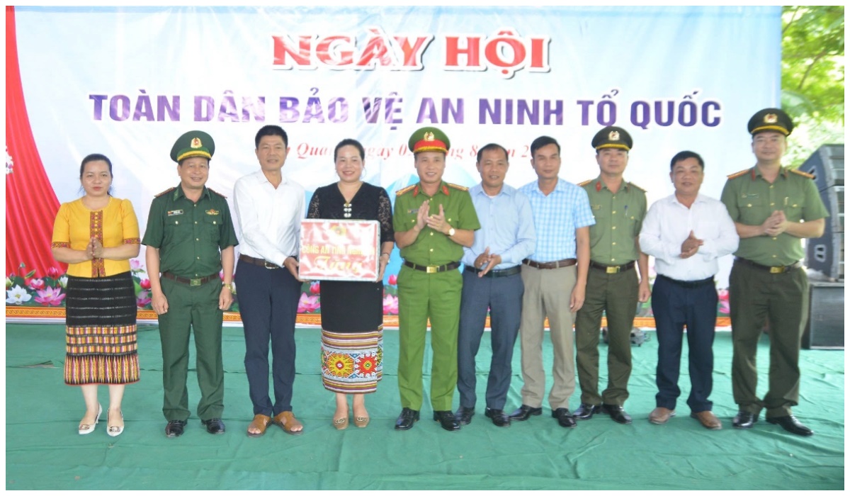 Đồng chí Đại tá Nguyễn Duy Thanh, Phó Giám đốc Công an tỉnh chung vui Ngày hội toàn dân bảo vệ an ninh Tổ quốc tại xã Tam Quang