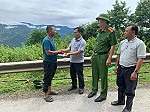 Công an huyện Kỳ Sơn cứu hộ nạn nhân và phương tiện bị rơi xuống vực sâu