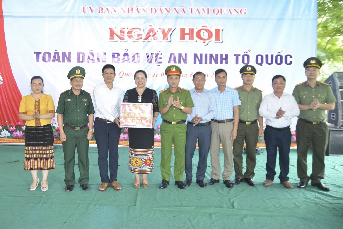 Đồng chí Đại tá Nguyễn Duy Thanh, Phó Giám đốc Công an tỉnh trao quà tặng chính quyền và Nhân dân xã Tam Quang