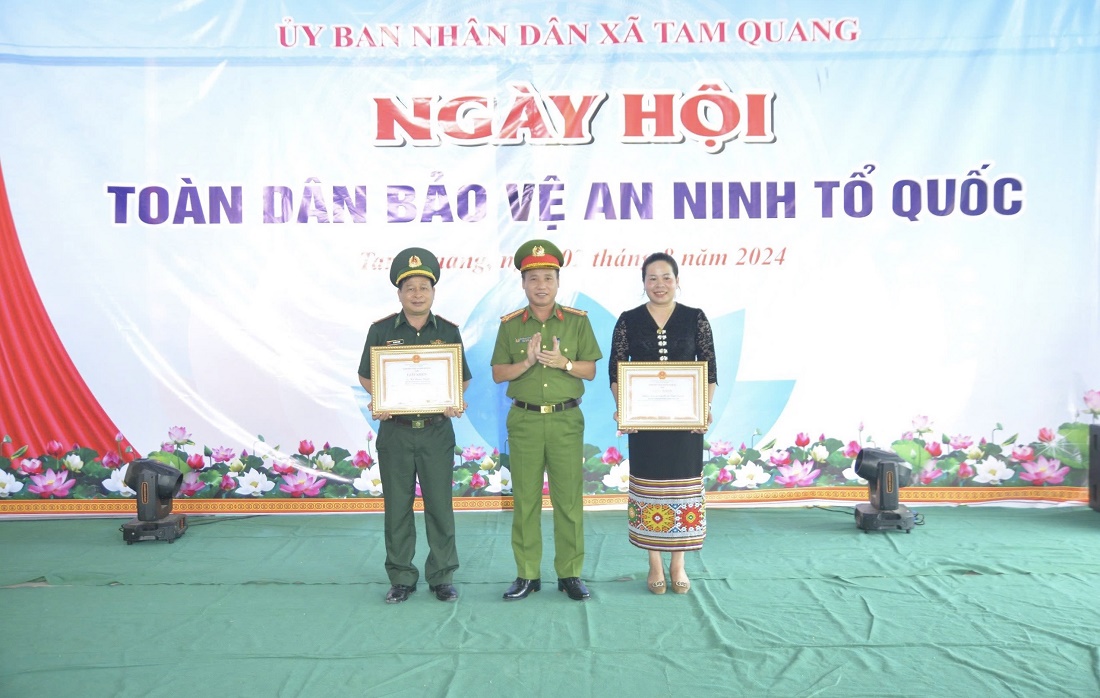 Đồng chí Đại tá Nguyễn Duy Thanh, Phó Giám đốc Công an tỉnh trao Giấy khen của Công an tỉnh tặng các tập thể, cá nhân đạt thành tích xuất sắc trong phong trào toàn dân bảo vệ ANTQ năm 2024