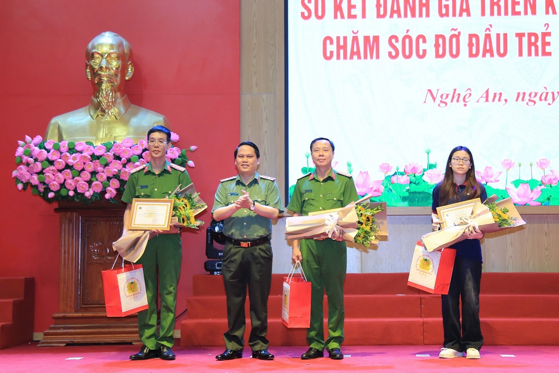 Đồng chí Thiếu tướng Bùi Quang Thanh, Ủy viên Ban Thường vụ Tỉnh ủy, Bí thư Đảng ủy, Giám đốc Công an tỉnh tặng hoa các tổ chức, cá nhân đồng hành cùng các chương trình trong thời gian qua