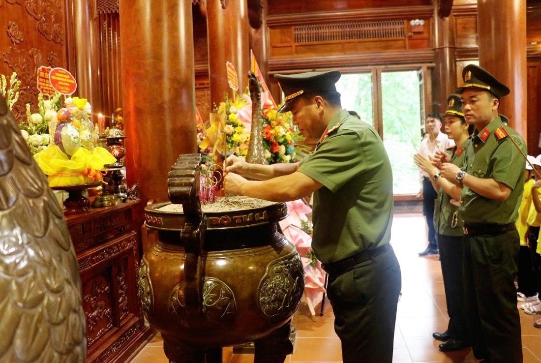 Đoàn đại biểu dâng hoa, dâng hương lên anh linh Chủ tịch Hồ Chí Minh tại Khu Di tích Quốc gia đặc biệt Kim Liên