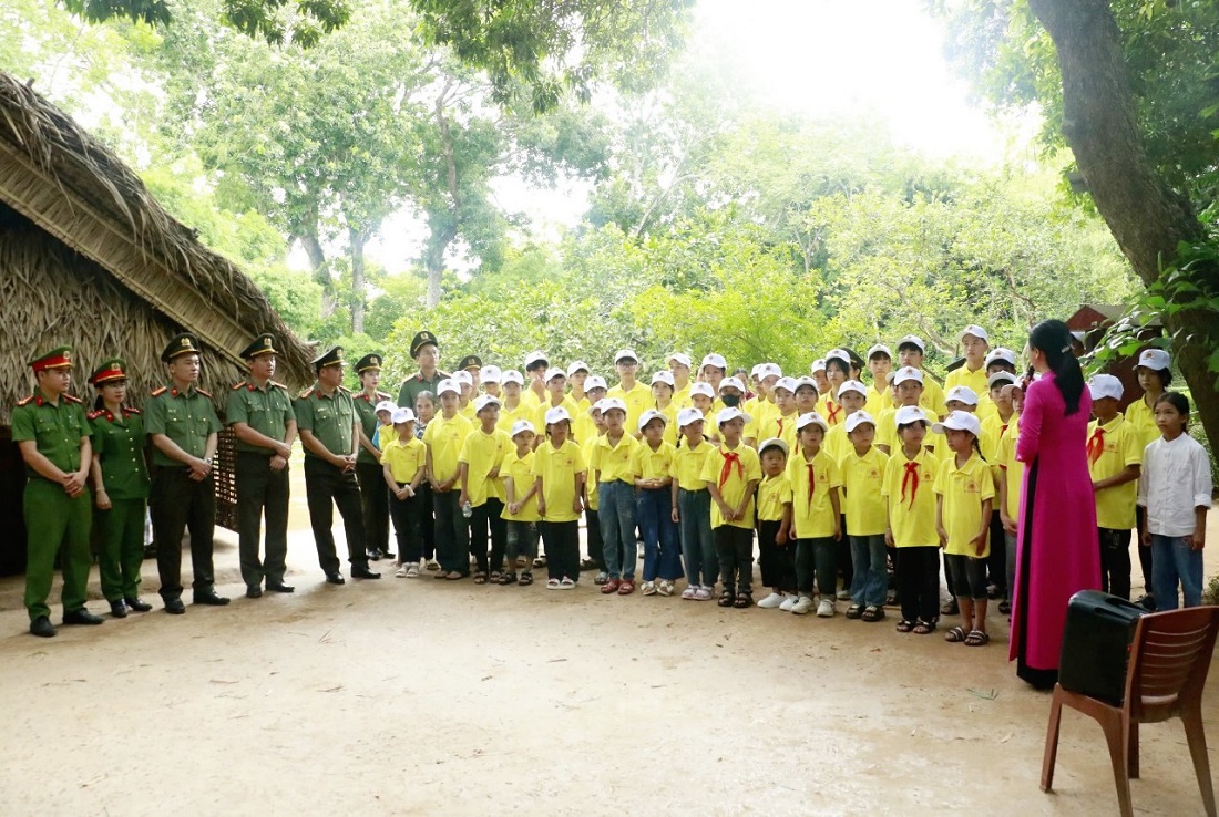 Đoàn đại biểu nghe thuyết minh về cuộc đời và sự nghiệp của Bác Hồ muôn vàn kính yêu