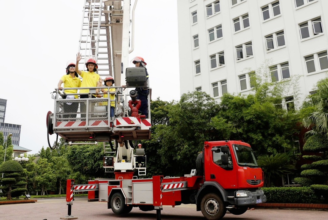 Trải nghiệm hoạt động “Em làm lính cứu hỏa”