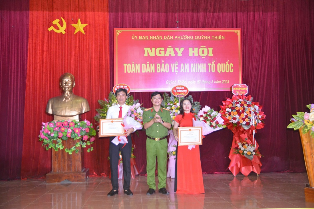 Đồng chí Đại tá Trần Ngọc Tuấn, Phó Giám đốc Công an tỉnh trao tặng Giấy khen của Giám đốc Công an tỉnh cho các tập thể và cá nhân có thành tích xuất sắc trong phong trào toàn dân bảo vệ ANTQ năm 2024