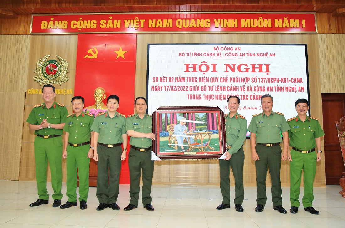 Lãnh đạo Bộ Tư lệnh Cảnh vệ tặng quà lưu niệm Lãnh đạo Công an tỉnh Nghệ An