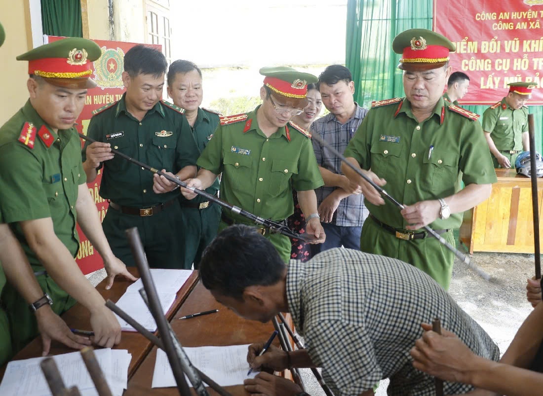 Đồng chí Đại tá Trần Ngọc Tuấn, Phó Giám đốc Công an tỉnh kiểm tra các loại vũ khí do người dân giao nộp