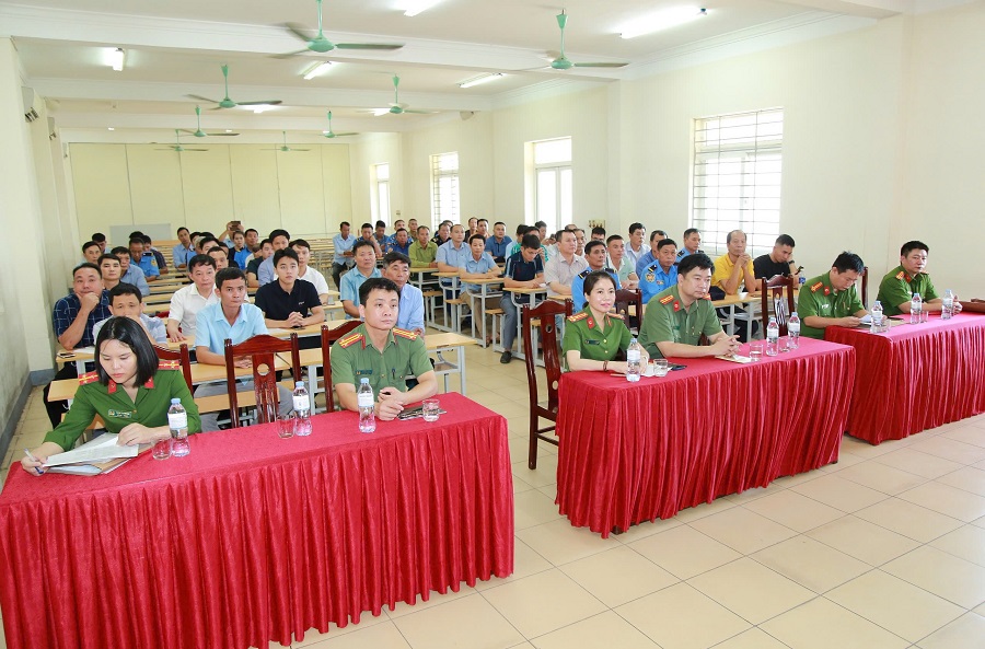 Đại biểu và học viên dự lễ khai giảng 