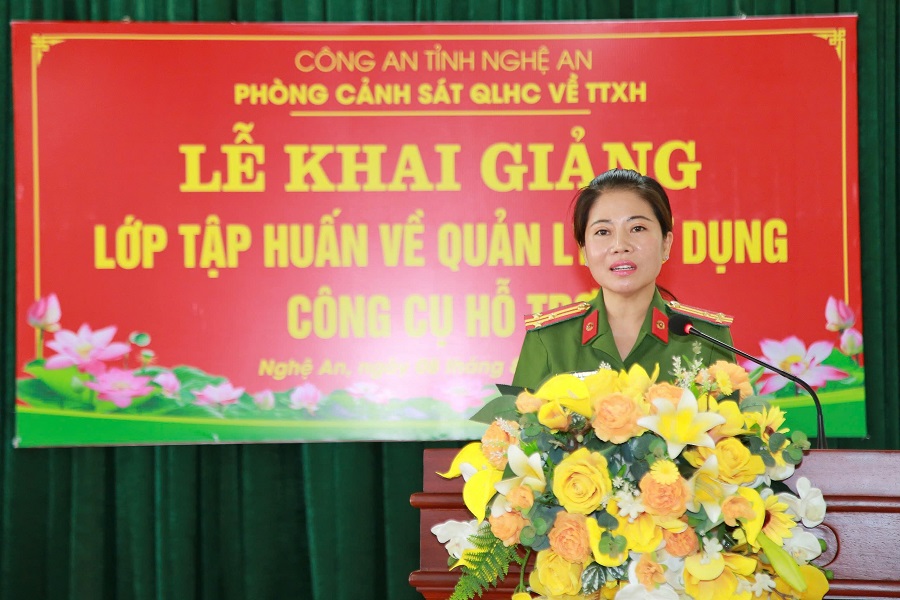 Lãnh đạo Phòng Cảnh sát QLHC về TTXH Công an tỉnh phát biểu tại buổi lễ