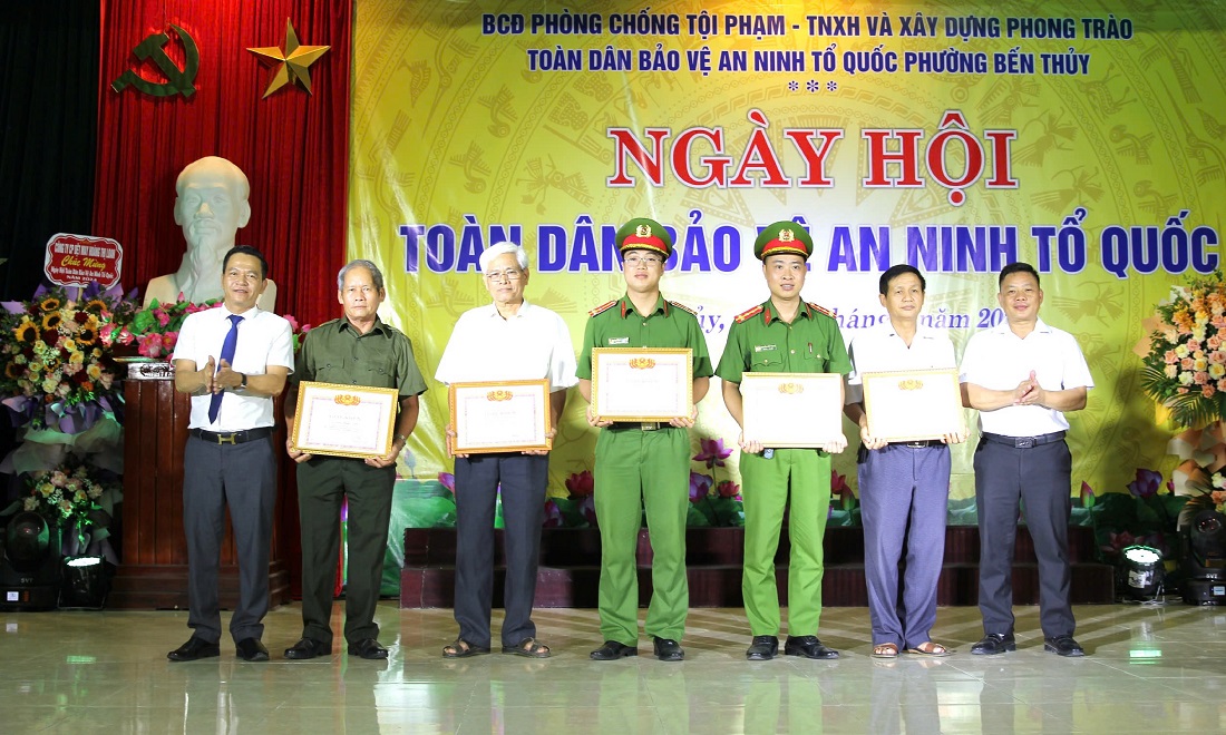 Khen thưởng các tập thể, cá nhân có thành tích xuất sắc trong trong phong trào toàn dân bảo vệ an ninh Tổ quốc