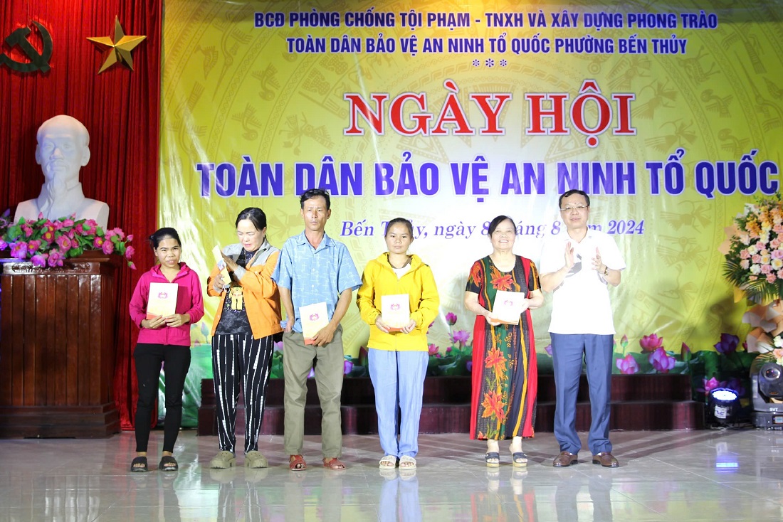 Tặng quà các gia đình có hoàn cảnh khó khăn