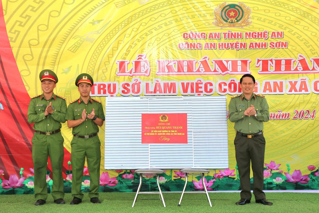 Đồng chí Thiếu tướng Bùi Quang Thanh, Ủy viên Ban Thường vụ Tỉnh ủy, Giám đốc Công an tỉnh tặng quà Công an xã Cao Sơn