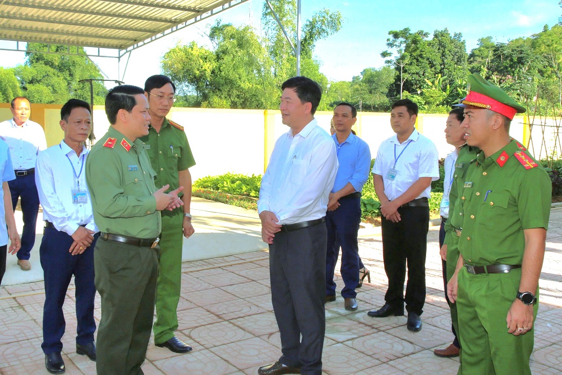 Các đại biểu tham quan trụ sở mới của Công an xã Cao Sơn