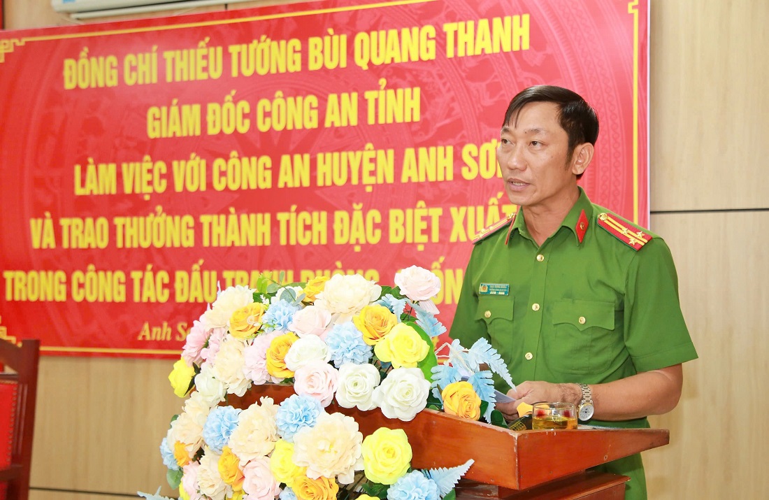 Đồng chí Thượng tá Đậu Đồng Bằng, Trưởng Công an huyện Anh Sơn báo cáo tình hình, kết quả công tác 07 tháng đầu năm 2024