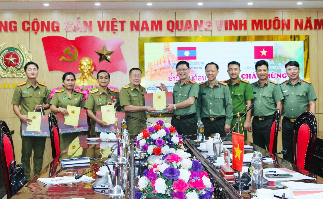 Lãnh đạo hai đoàn tặng quà lưu niệm