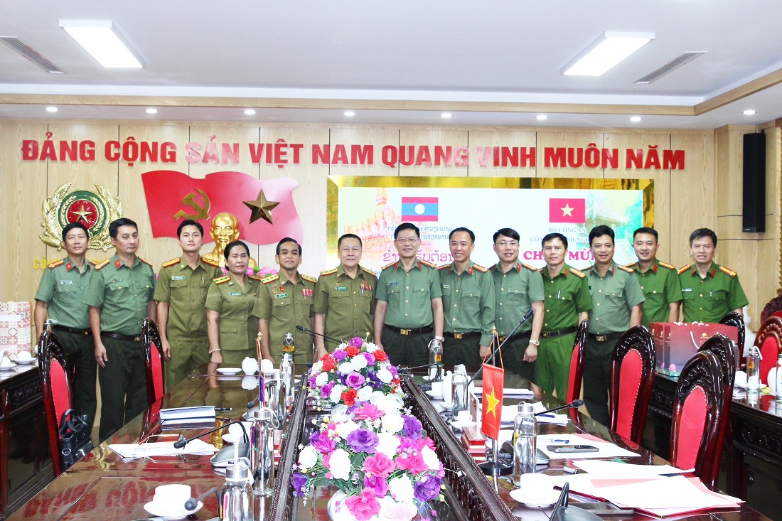 Lãnh đạo và thành viên hai đoàn chụp ảnh lưu  niệm