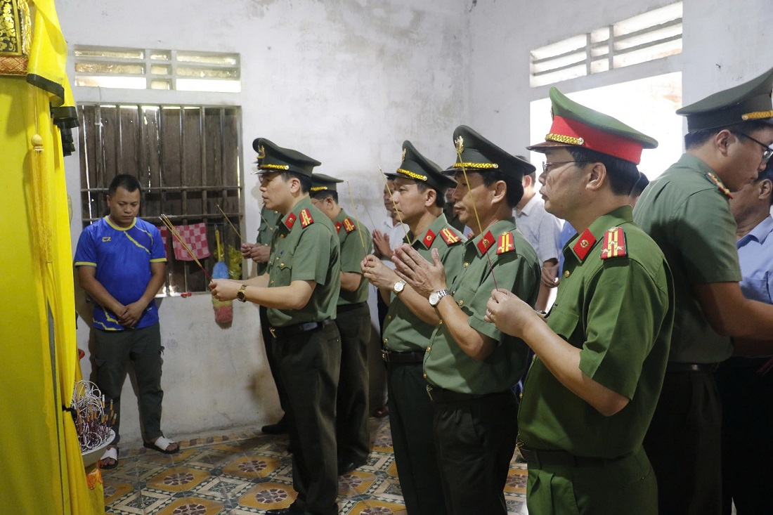 Lãnh đạo, cán bộ, chiến sĩ Công an tỉnh Nghệ An tiếc thương trước sự hy sinh anh dũng của đồng chí Hoàng Thế Thắng